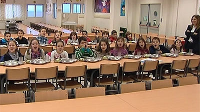 Un calendario con famosos para conseguir ayudas de comedor escolar