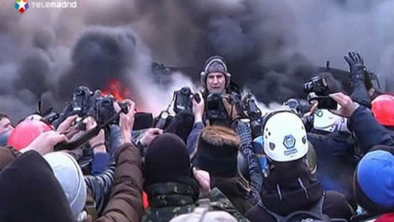 Opositores ucranianos frenan el avance de la policía con una cadena de fuego