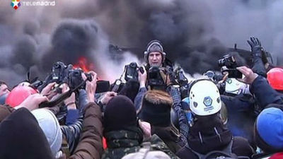 Opositores ucranianos frenan el avance de la policía con una cadena de fuego