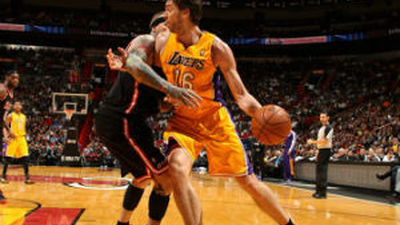 Un doble-doble de Gasol en la derrota ante los Heat