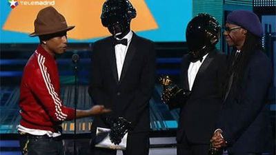 El dúo francés Daft Punk arrasa en los  Premios Grammy con cuatro galardones