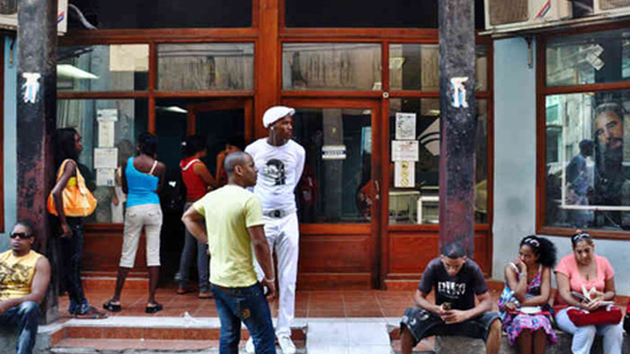 Los cubanos podrán navegar por Internet a través del teléfono móvil a partir de julio