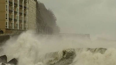 Muere un hombre arrastrado por una ola en Ondarroa