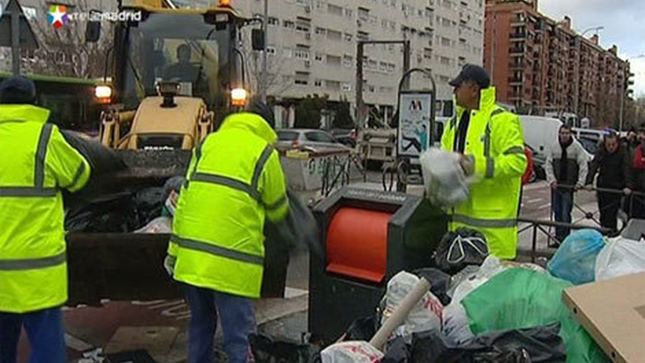 Los camiones de Tragsa empiezan a limpiar la basura de las calles de Alcorcón