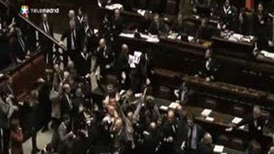 Pelea callejera en el parlamento italiano