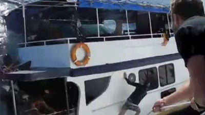 Angustiosas imágenes de un barco hundiéndose con turistas a bordo en Tailandia