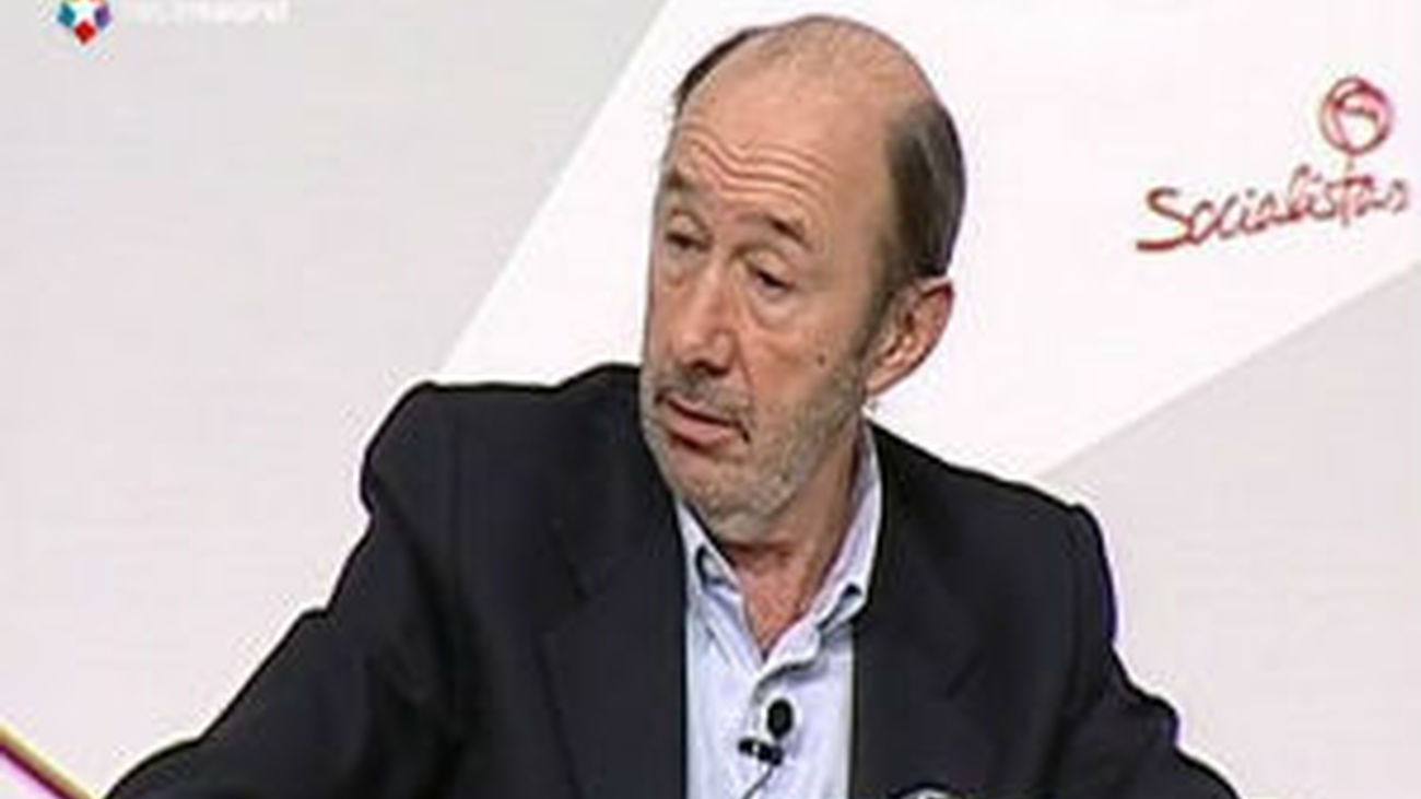 Rubalcaba advierte a Rajoy que sus reformas se pueden parar y lo van a hacer