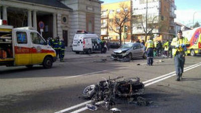 Un motorista herido muy grave al colisionar con un vehículo