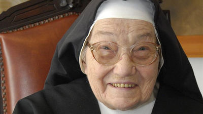 Una monja valenciana celebra sus 100 años con 97 miembros de su familia