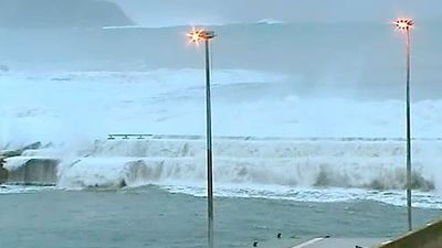 Rescatan a los cinco tripulantes del barco con peligro de hundimiento en La Coruña