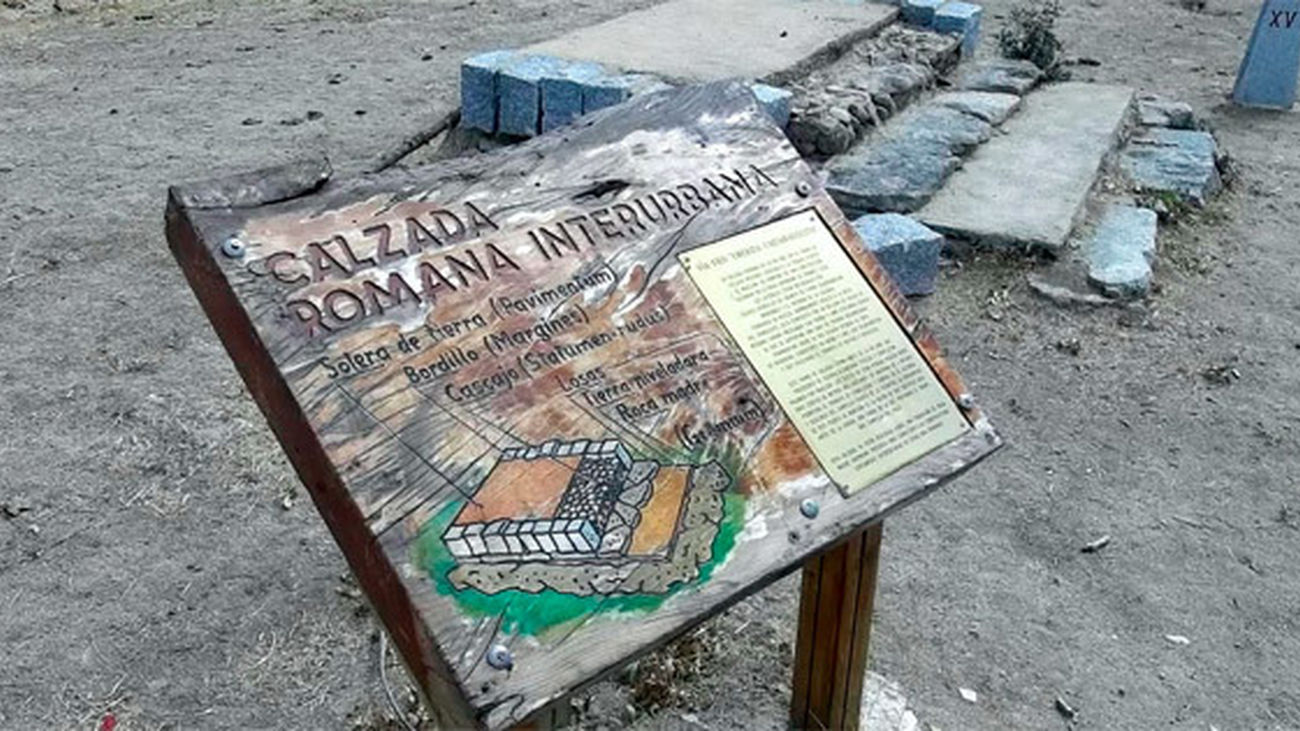 Cartel explicativo referente a la calzada romana a su paso por Collado Mediano