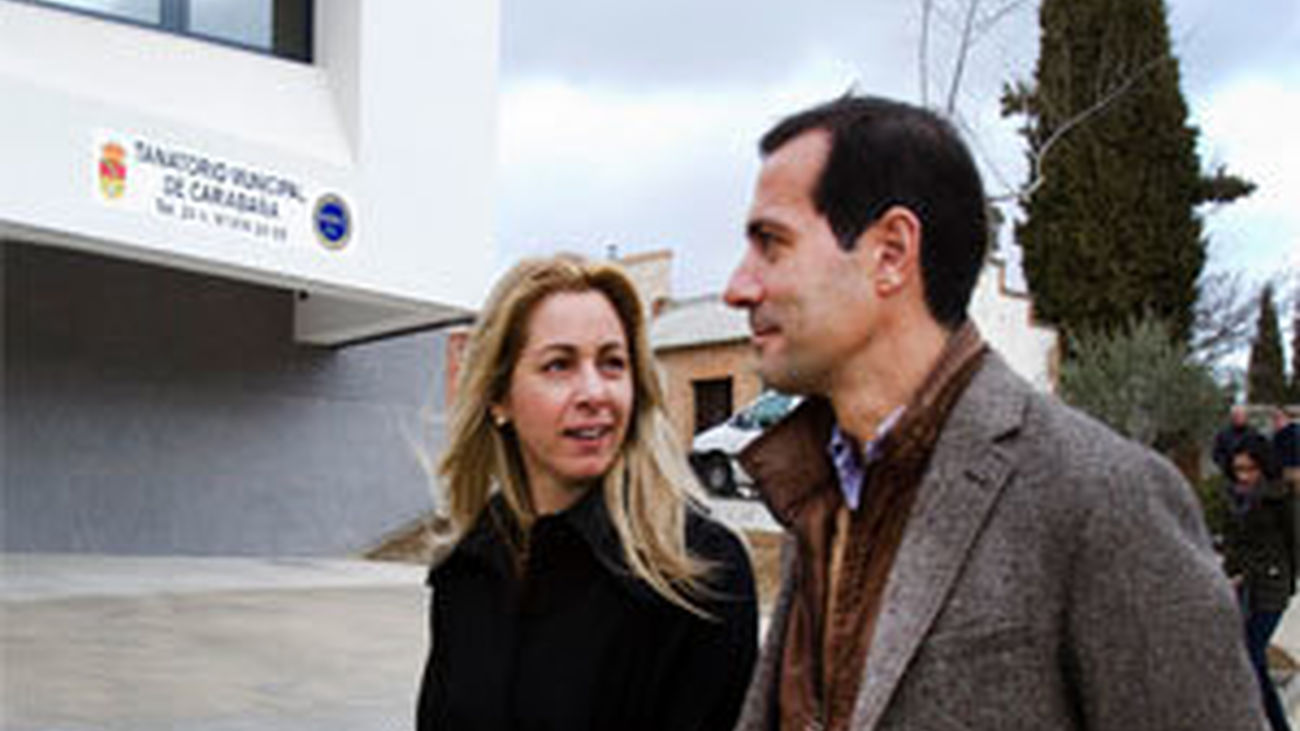 La alcaldesa de Carabaña con Salvador Victoria