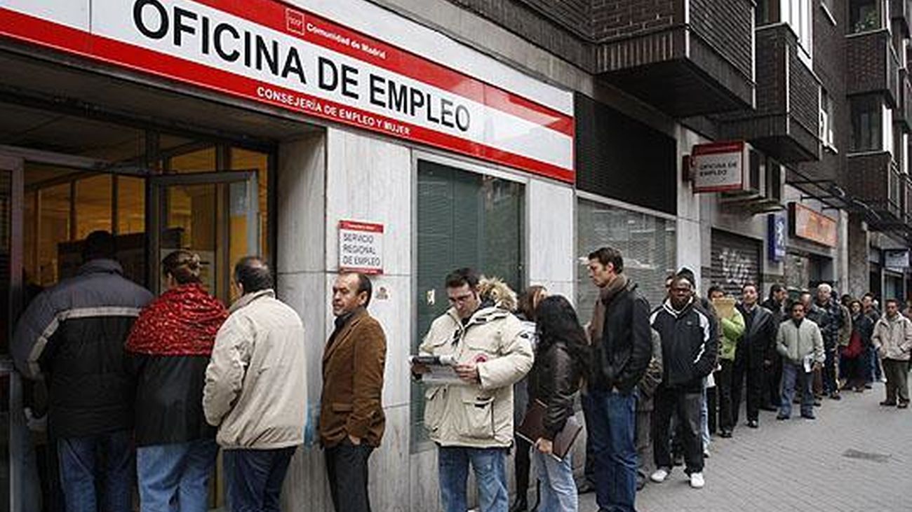 El paro sube en 44.685 personas en octubre, su menor repunte en este mes desde 2007