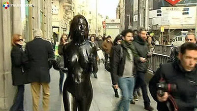 Protesta desnuda y cubierta de alquitrán en plena Gran Vía