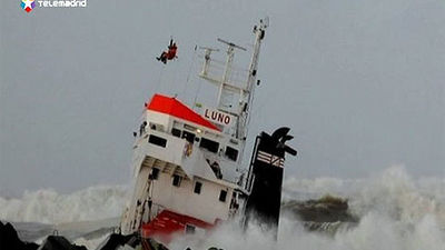 Un carguero español choca con un dique y se parte en dos en la costa de Anglet
