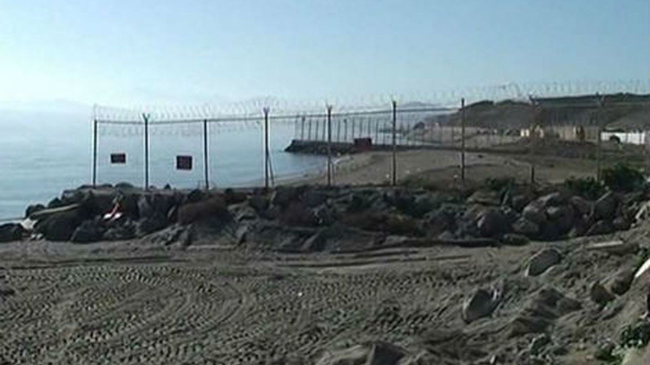 Cincuenta inmigrantes intentan entrar en Ceuta a la carrera y cuatro lo logran