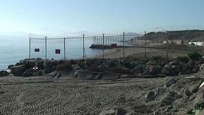Cincuenta inmigrantes intentan entrar en Ceuta a la carrera y cuatro lo logran