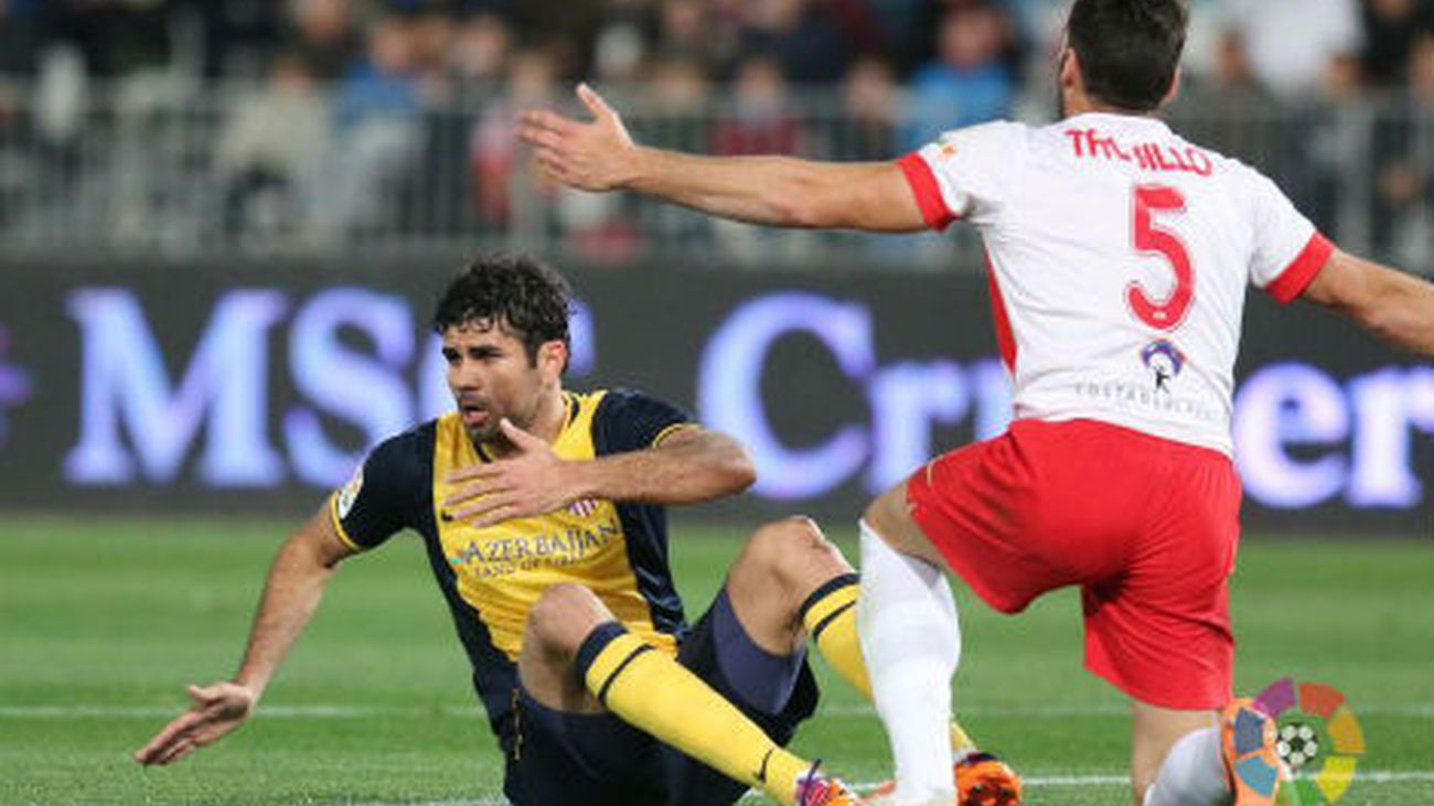 2-0. El Atleti cae en Almería y cede el liderato