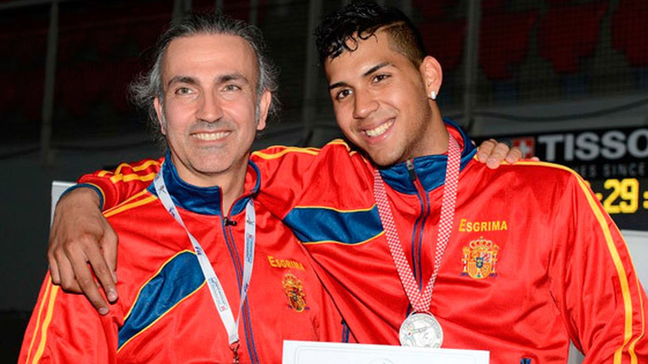 Yulen Pereira (dcha.) junto a su padre, Manuel, campeón mundial de espada en 1989
