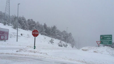 Rescatan a 160 chavales de un instituto  de la Cabrera atrapados por la nieve