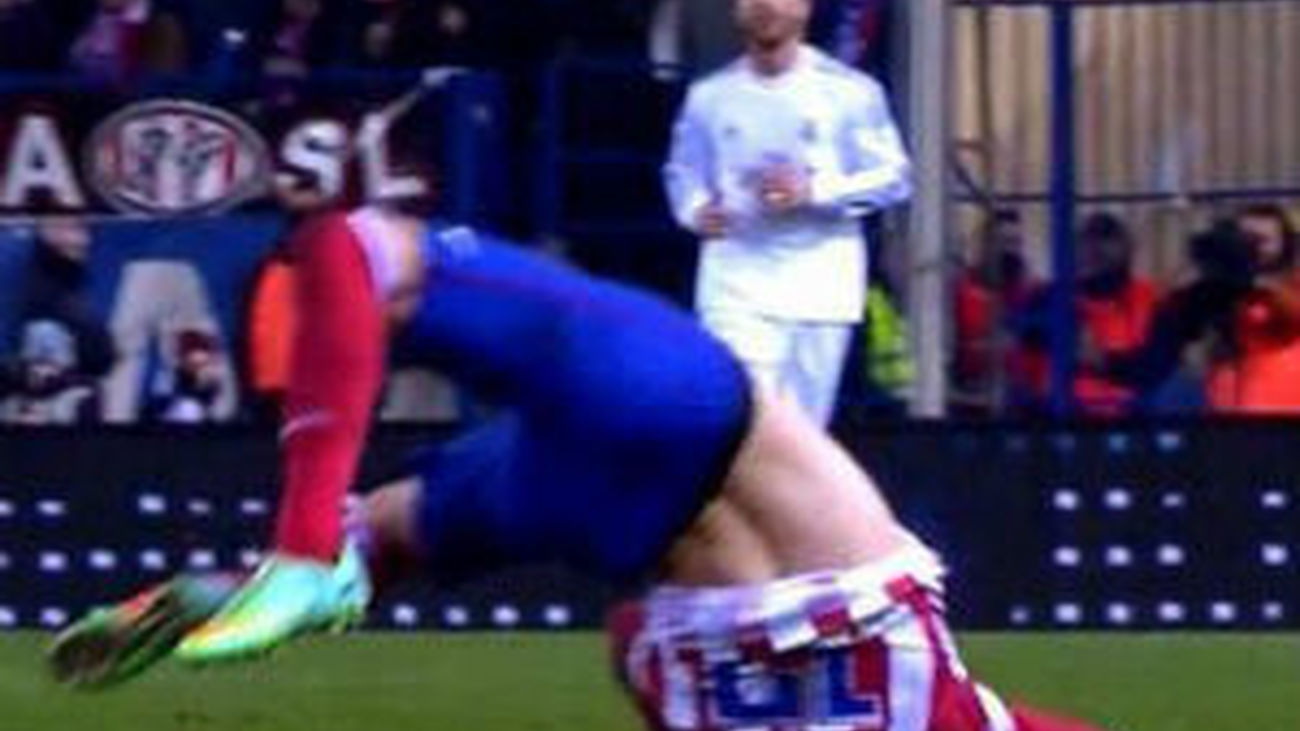 Espeluznante caída de Manquillo