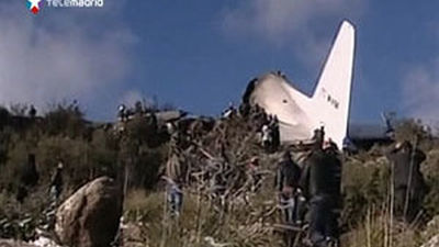 Confirman 76 muertos y un superviviente en el accidente aéreo en Argelia