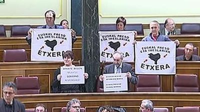 Amaiur exhibe pancartas en el Congreso culpando al Gobierno de la muerte de un preso