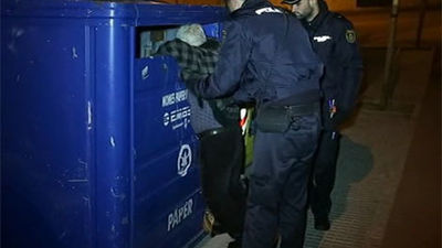 Aparece un hombre muerto con la cabeza atrapada en un contenedor