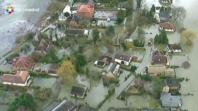 Un muerto, miles de casas sin luz y caos en el transporte en Reino Unido