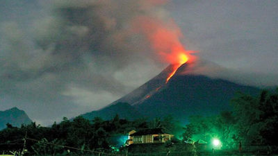 Evacuan a 100.000 personas ante la erupción del volcán Kelud en Indonesia