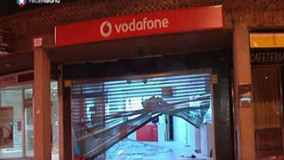 Intentan robar en una tienda de móviles tras empotrar un coche