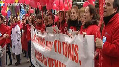 La 'Marea Blanca' sale a la calle para celebrar la  paralización de la externalización sanitaria madrileña