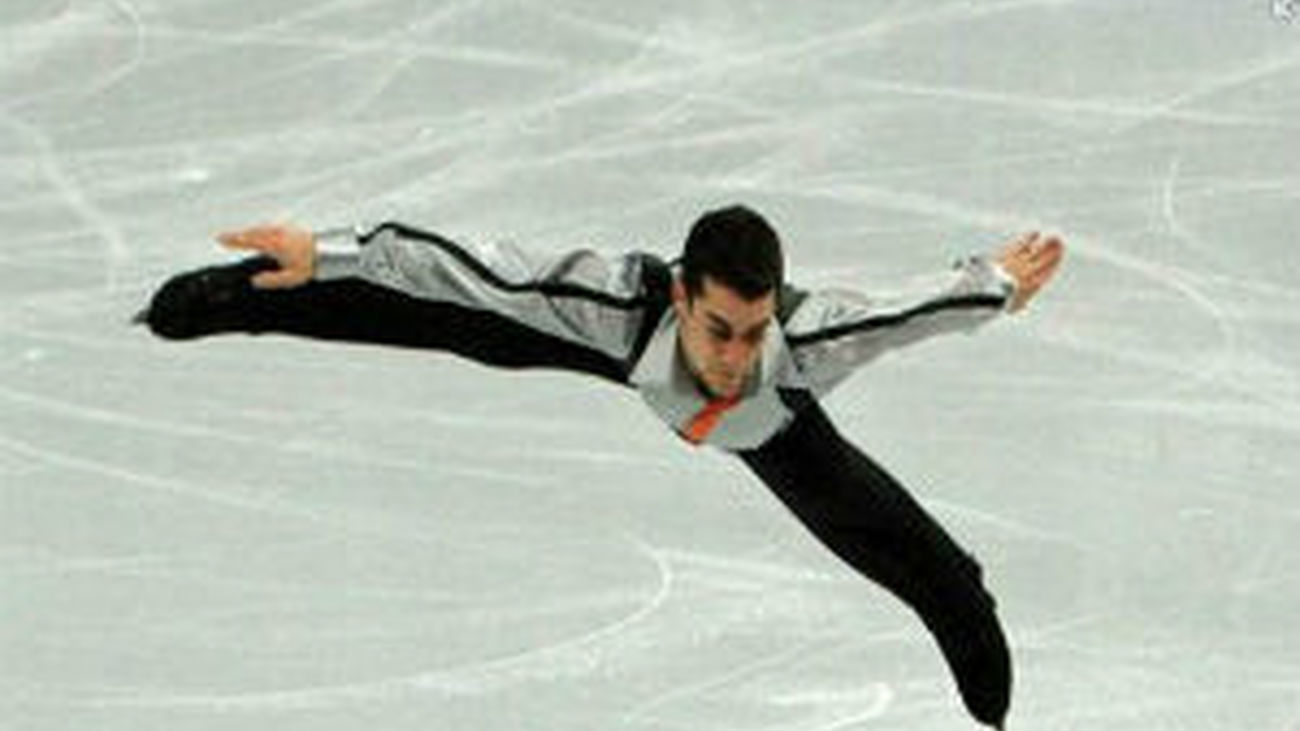 Javier Fernández, acaricia la medalla