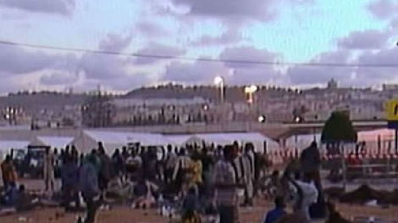 Melilla recurre a tiendas de campaña y literas del Ejército para instalar a los inmigrantes