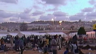 Melilla recurre a tiendas de campaña y literas del Ejército para instalar a los inmigrantes