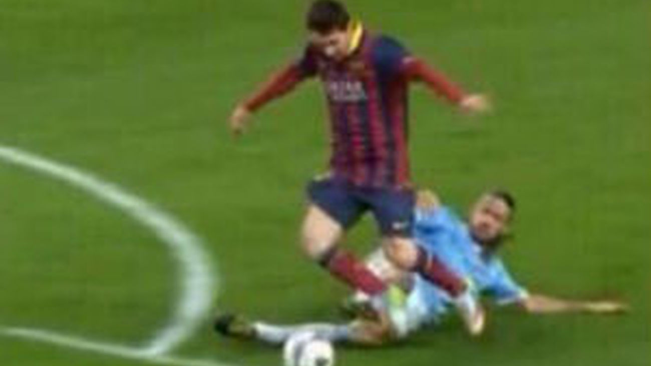 0-2. Un penalti inexistente y Alves dan ventaja al Barça ante el City