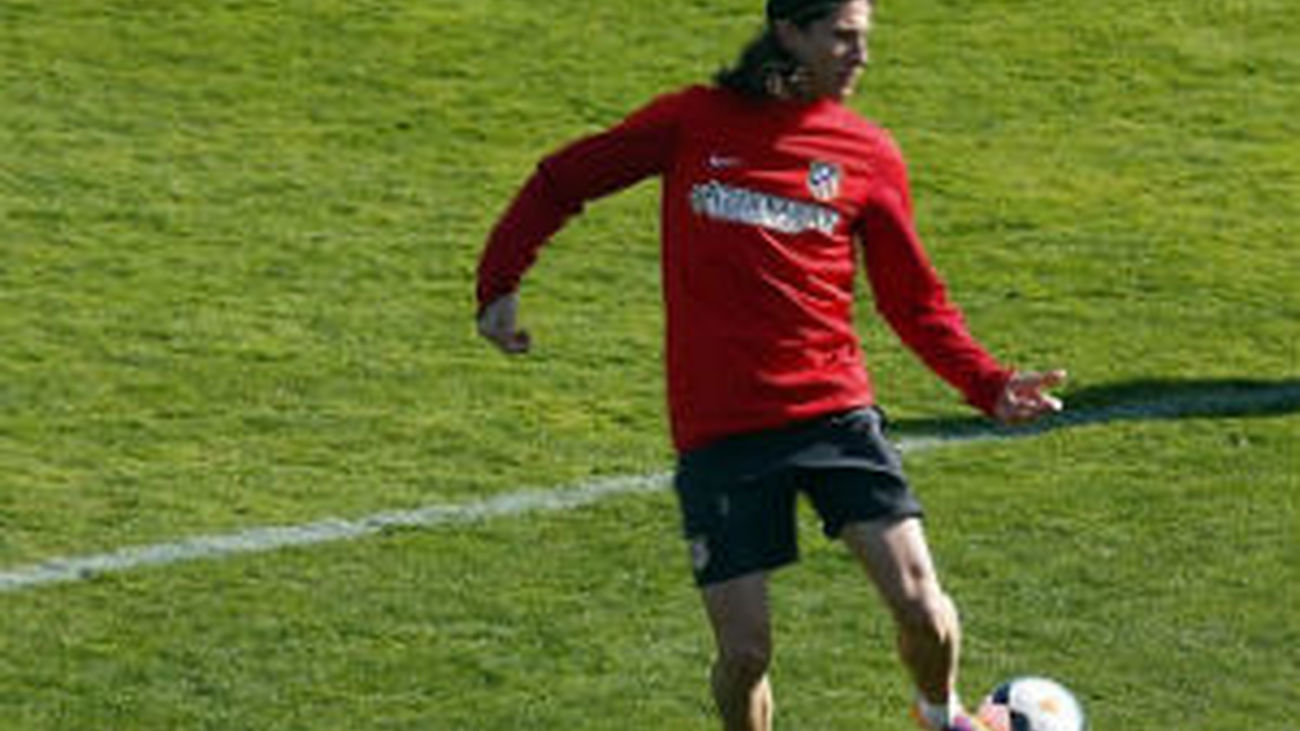 Filipe Luis recibe el alta médica tras superar la lesión