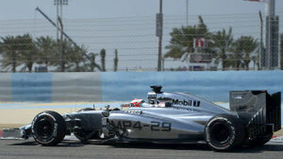 Hamilton lidera y Red Bull vuelve a sufrir en Baréin