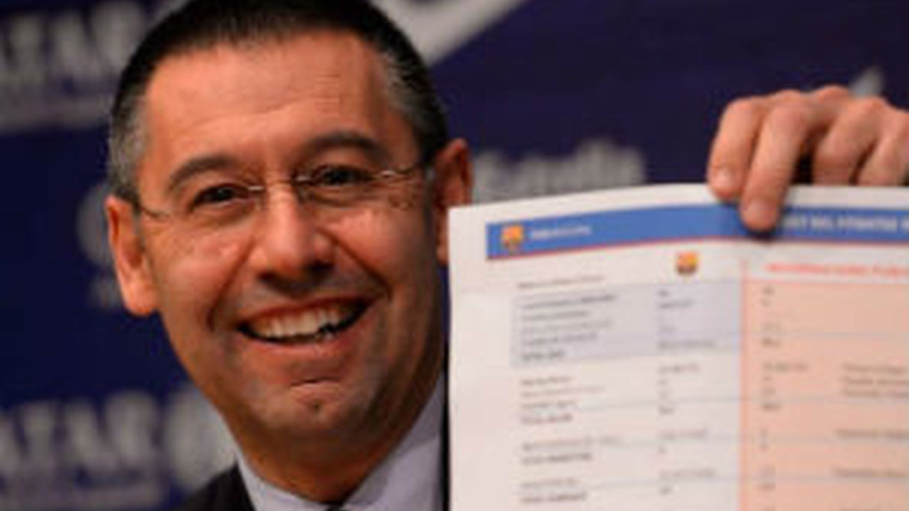 Bartomeu enseña el contrato de Neymar