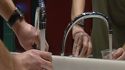 La OCU detecta diferencias de hasta 350 euros anuales en el precio del agua