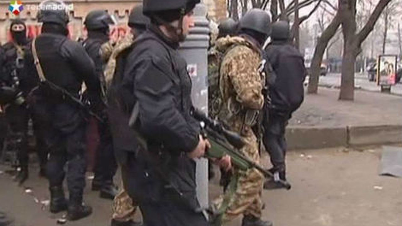 Manifestantes se enfrentan e intentan entrar en el Parlamento de Crimea