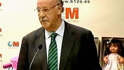 Del Bosque apadrina la entrega de juguetes a niños ingresados en el 12 de Octubre