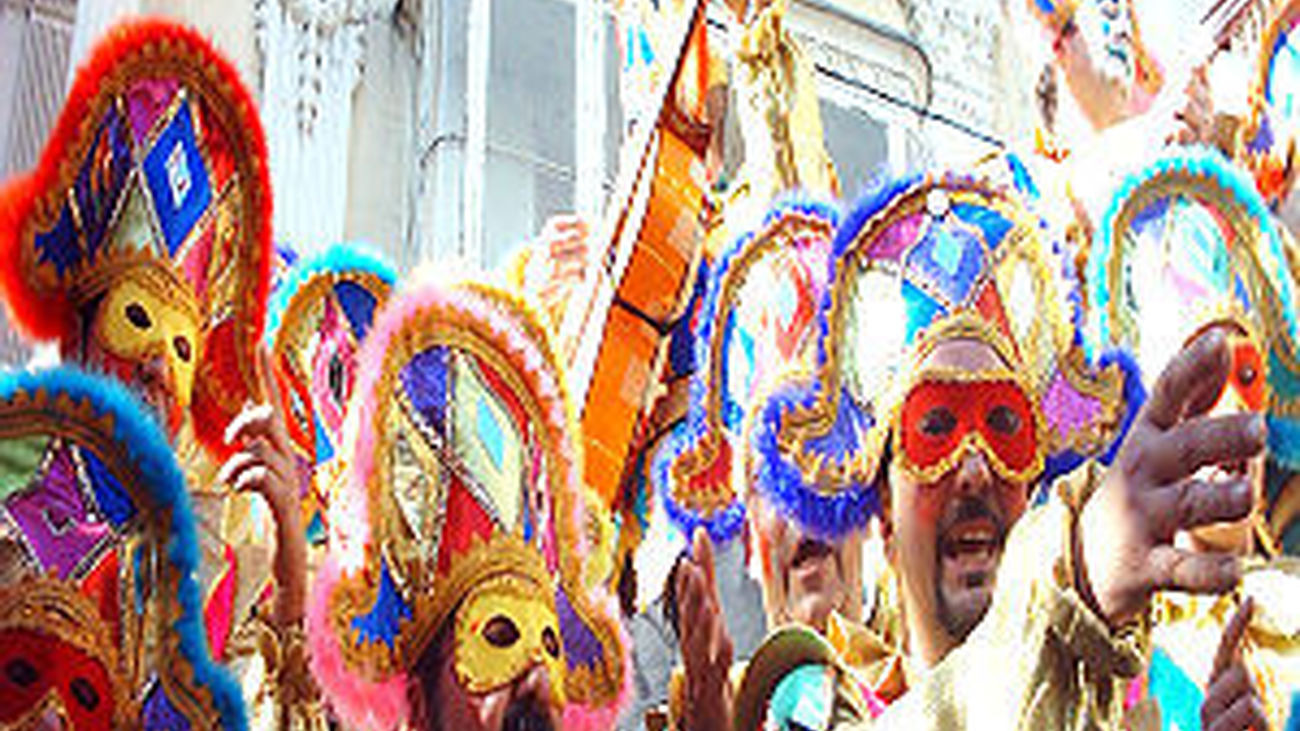 Gente disfrazada en carnaval