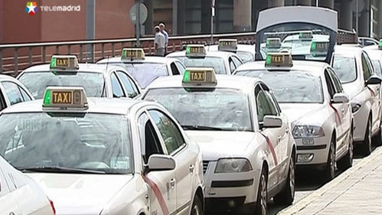 Aprobada la ordenanza que permite a los taxis de Madrid llevar publicidad