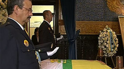 Miles de personas despiden a Paco de Lucía en la capilla ardiente en Algeciras