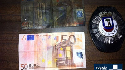 La policía municipal detiene a una persona por el timo de los “billetes tintados”