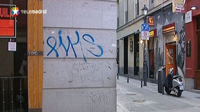 Un solo individuo llena Chueca de pintadas y despierta la ira de los vecinos