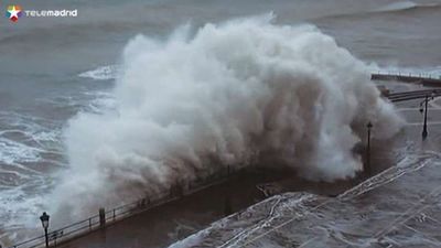 El fuerte oleaje obliga a desalojar viviendas en playas de Cantabria