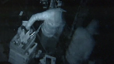 Cinco asaltantes atracan una tienda de electrónica tres veces en la misma noche