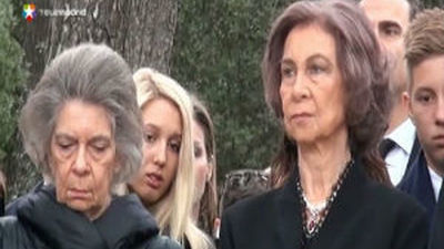 La reina Sofía y sus hijos rinden homenaje a Pablo I en el 50 aniversario de su muerte